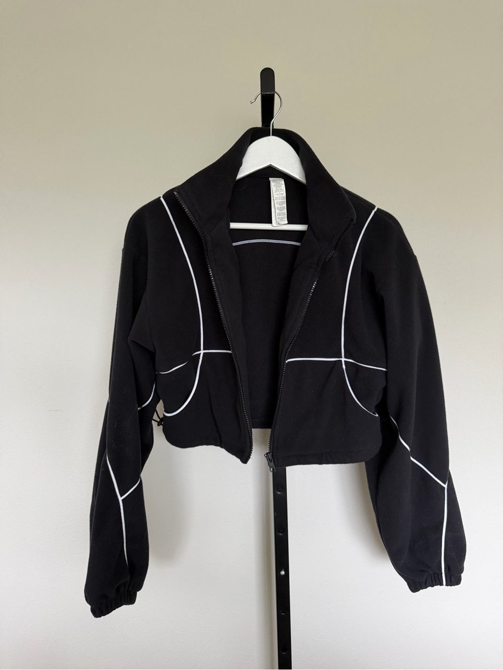 ALO Yoga Black Cropped Sweatshirt with White Piping